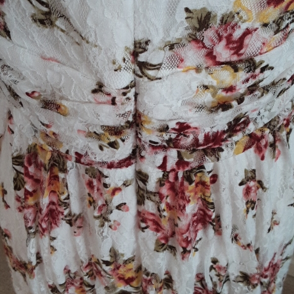 SALE Jessica Howard Floral and Lace Dress - Picture 6 of 10